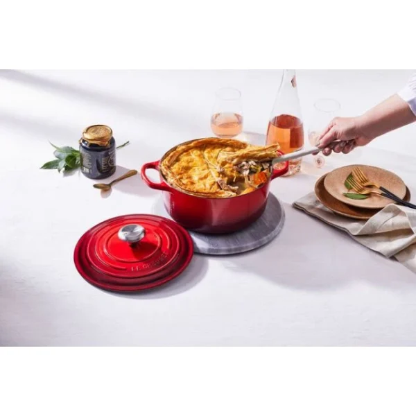 Dernières Nouveautés Cocotte en fonte Ronde 26 cm Cerise Le Creuset Signature 7
