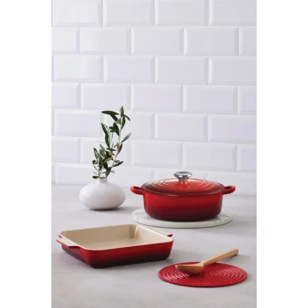 Nouveau Set Cocotte 24 cm, Plat à Gratin 23 cm et Dessous de Plat Cerise Le Creuset 3